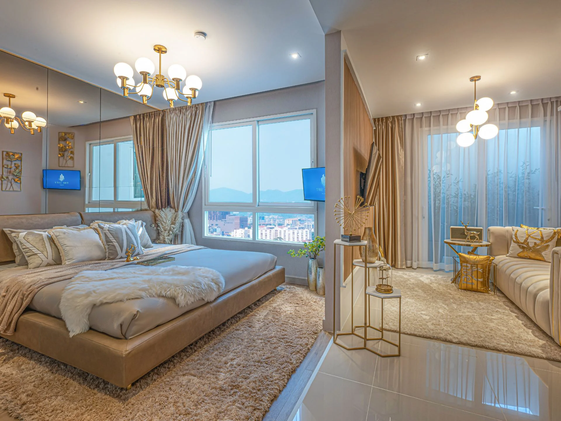 Главная спальня с видом на город и горы в 1-комнатной квартире The City Phuket, Таиланд