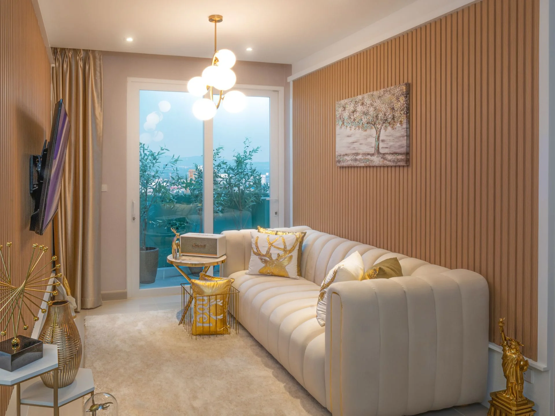 Интерьер гостиной с видом на море в 1-комнатной квартире The City Phuket, Таиланд