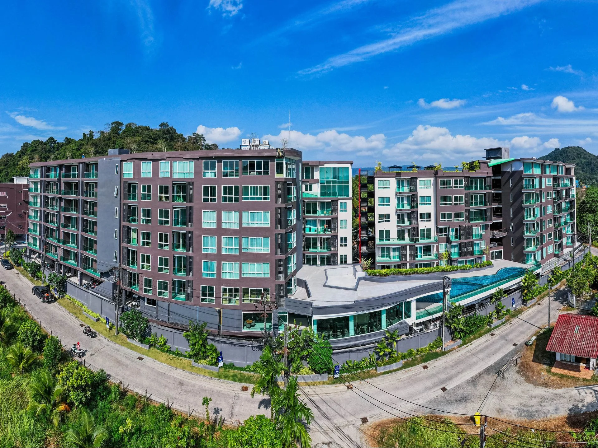 Arquitectura del complejo de apartamentos The City Phuket con acentos turquesas, Tailandia