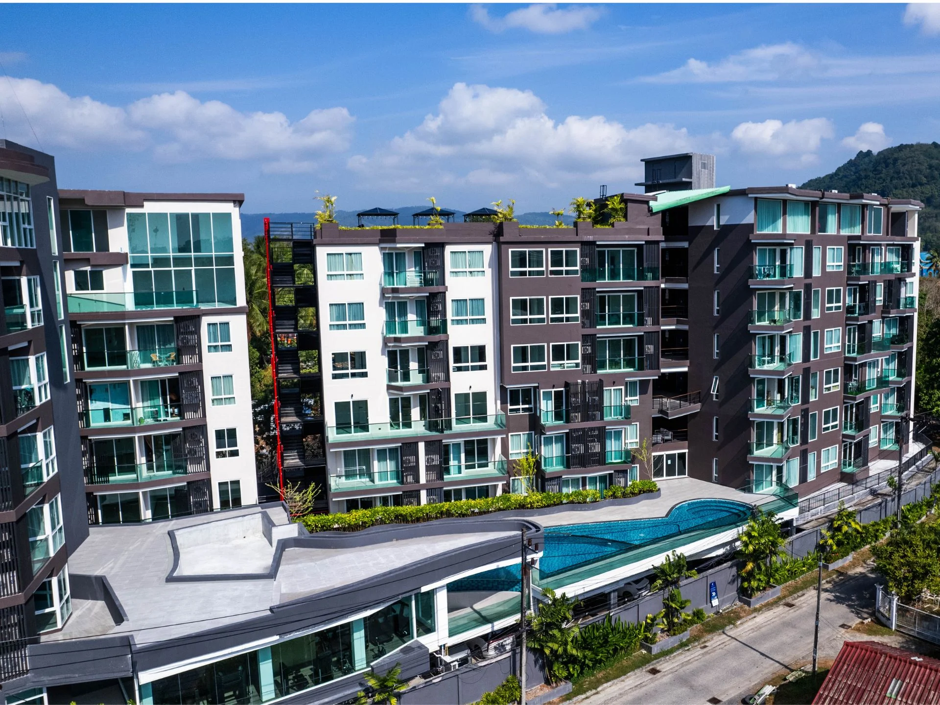 Arquitectura de The City Phuket con piscina y vista al mar, Phuket