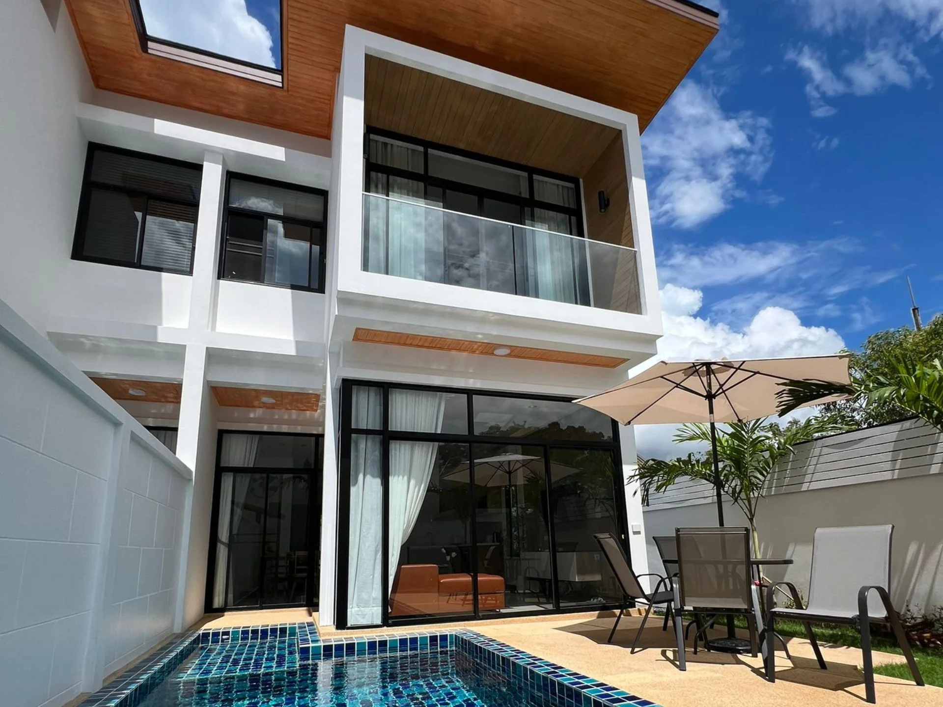 Современная архитектура виллы с частным бассейном и террасой в Goldena City Gems Villas, Камала