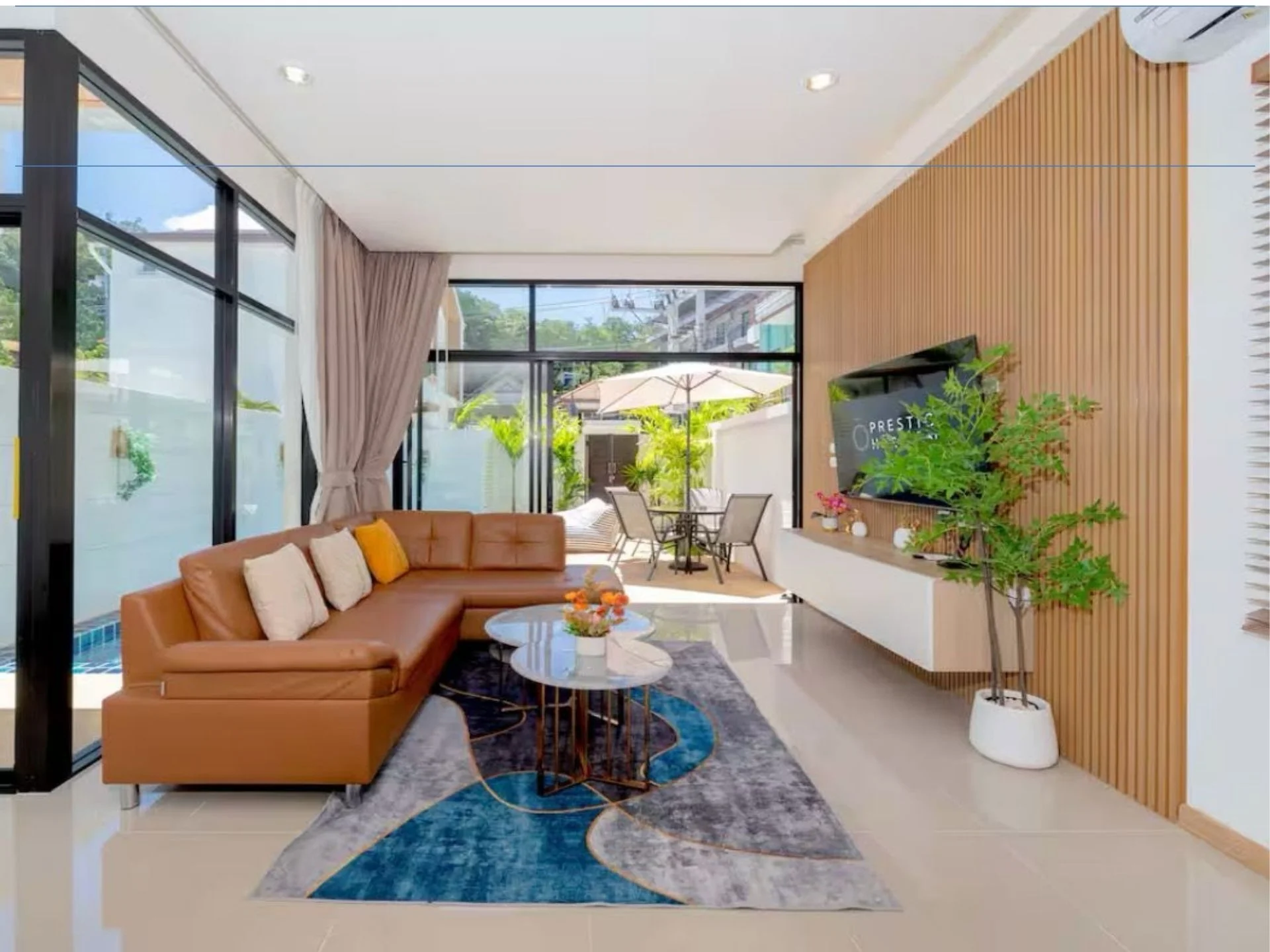 Гостиная с доступом на террасу в 3-спальной вилле Goldena City Gems Villas, Камала