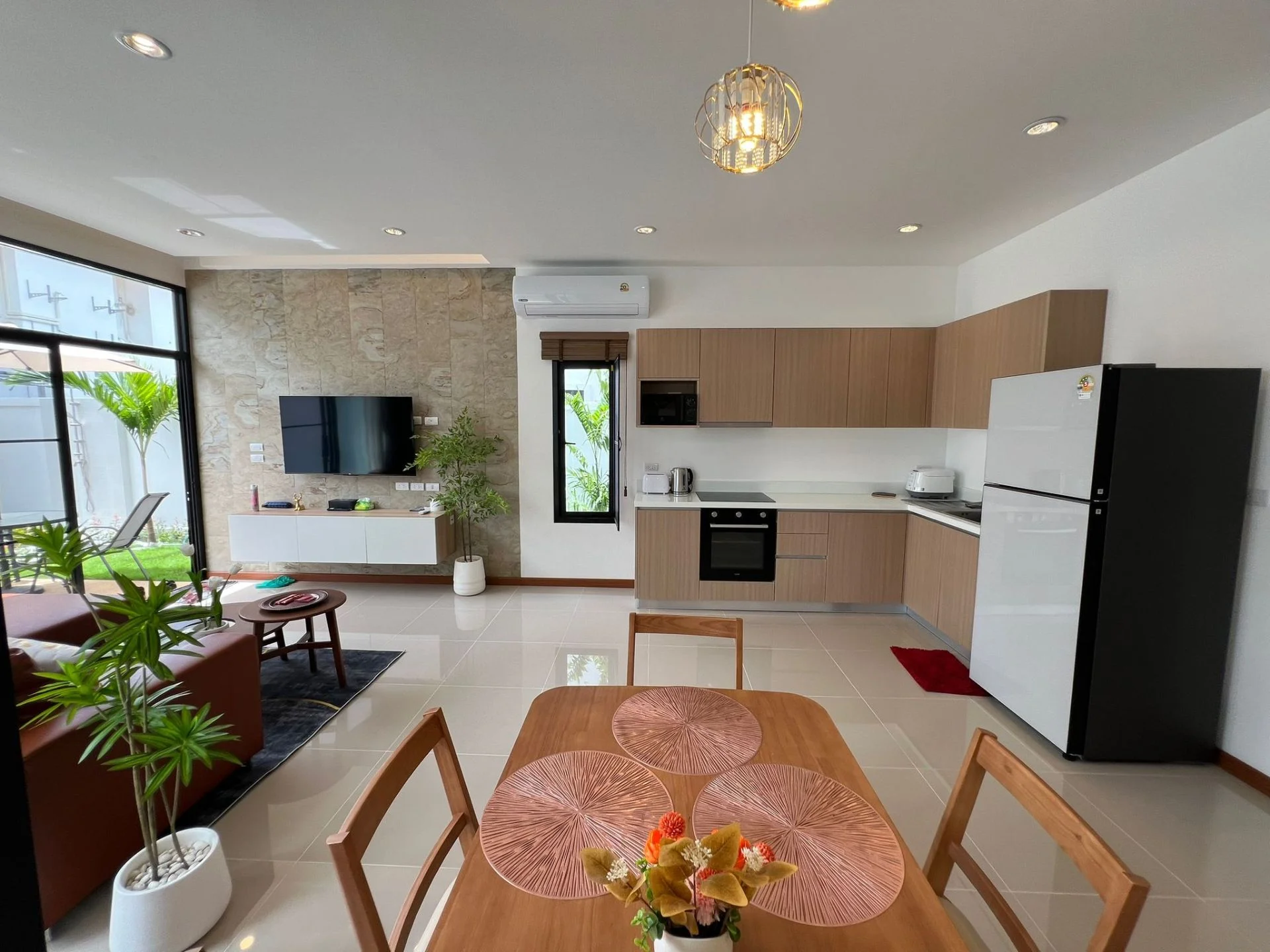 Открытая гостиная и кухня в 3-спальной вилле Goldena City Gems Villas, Камала
