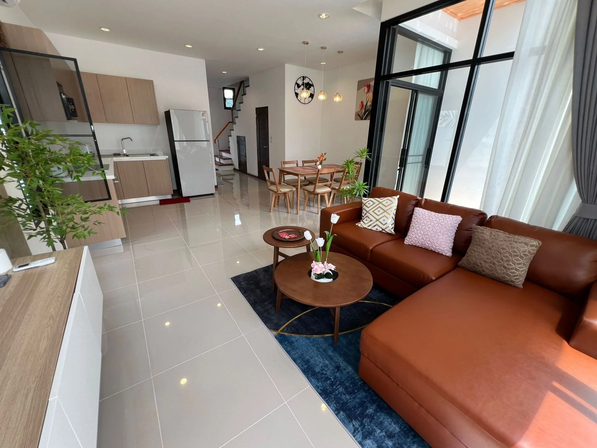 Открытая гостиная и столовая с кухней в 3-спальной вилле Goldena City Gems Villas, Камала