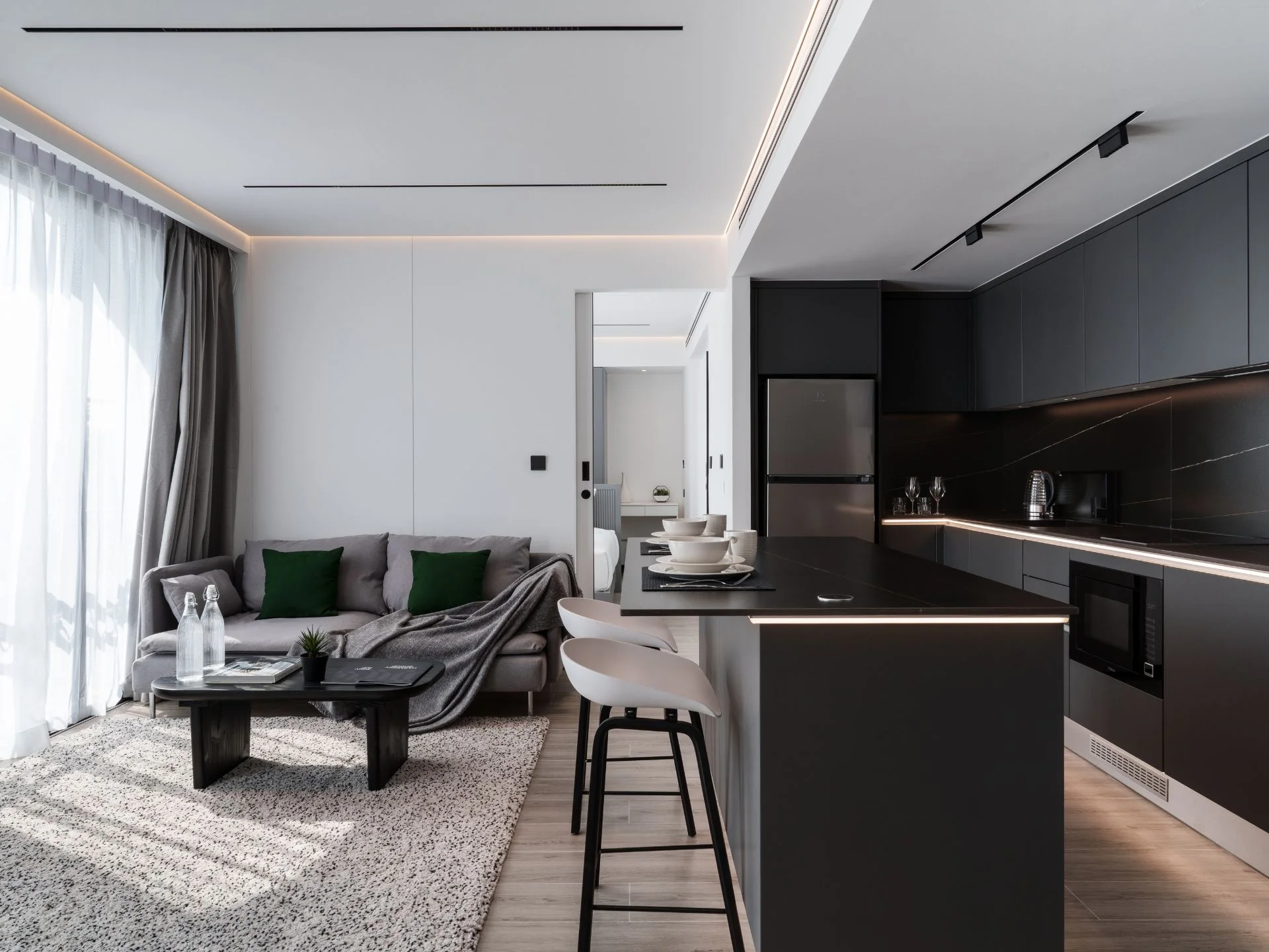 Открытая гостиная и кухня в 2-комнатной квартире Harmony Club Apartments, Rawai