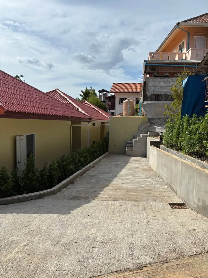Dlážděný dvůr a exteriér řadového domu, Kata