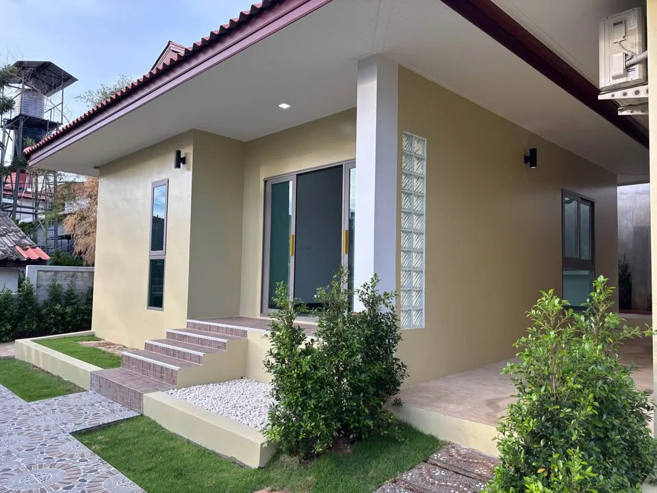 Architektura 2-pokojového řadového domu se vchodem a zahradou, Kata