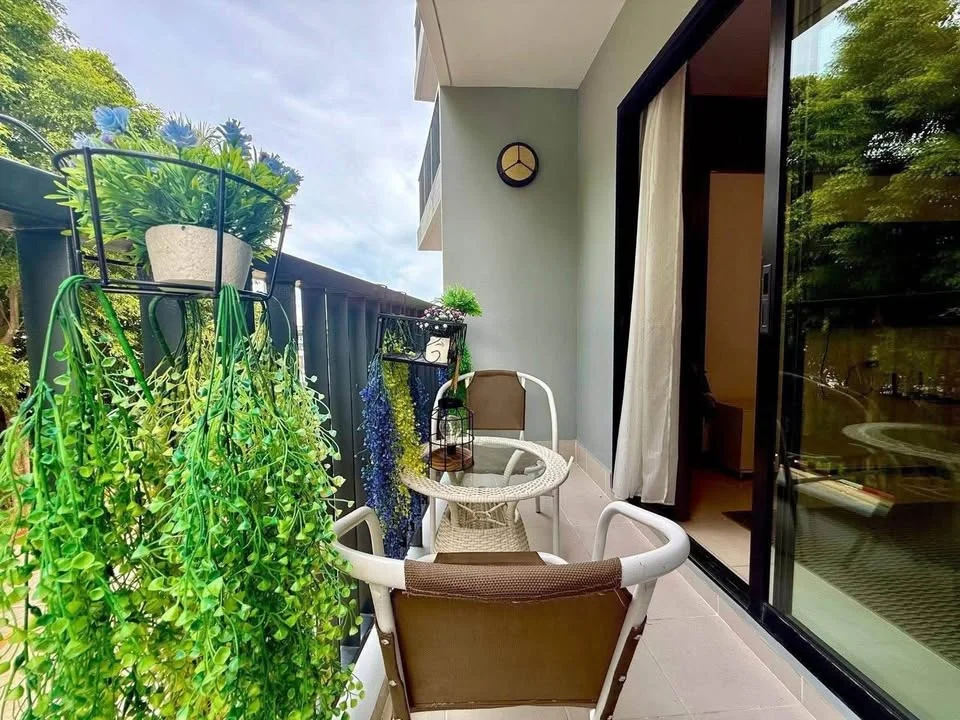 Terasa se sedací plochou a zelení v apartmánu Supalai Vista, Phuket Town
