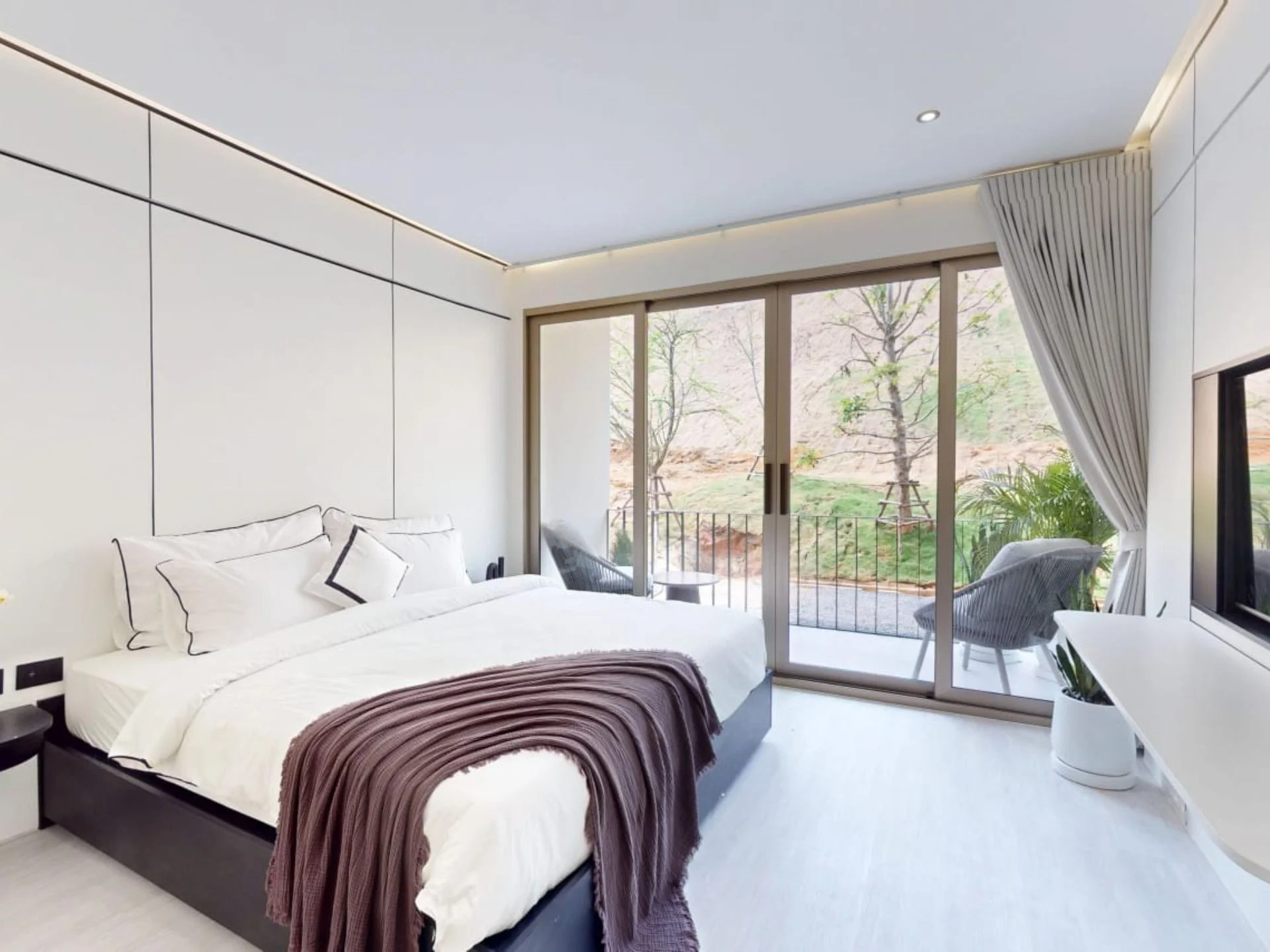 Главная спальня с доступом на террасу в 1-комнатной квартире Ever Prime Residences, Каро