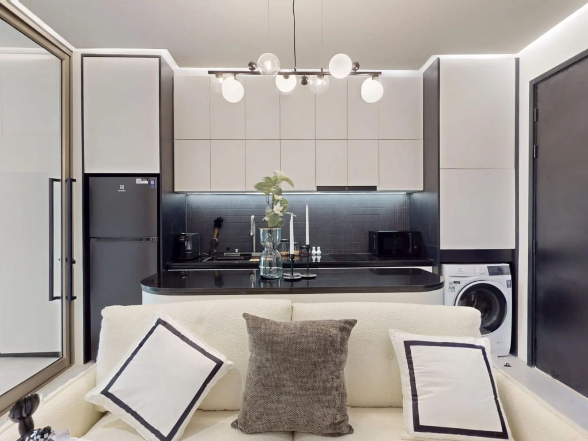 Открытая гостиная и кухня в 1-комнатной квартире Ever Prime Residences, Каро