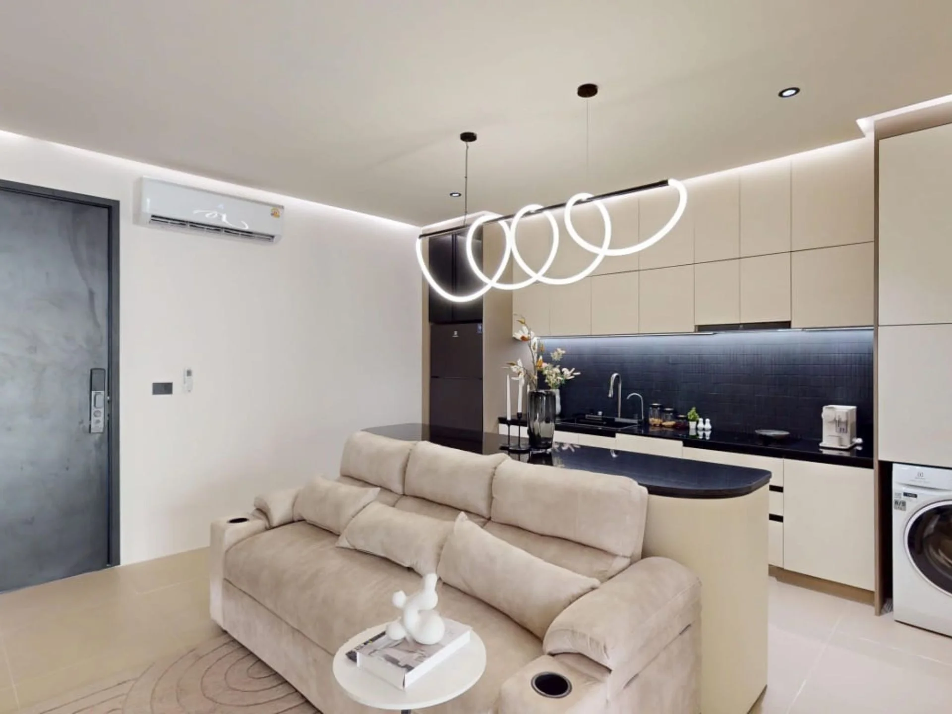 Открытая гостиная и кухня в 2-комнатной квартире Ever Prime Residences, Каро